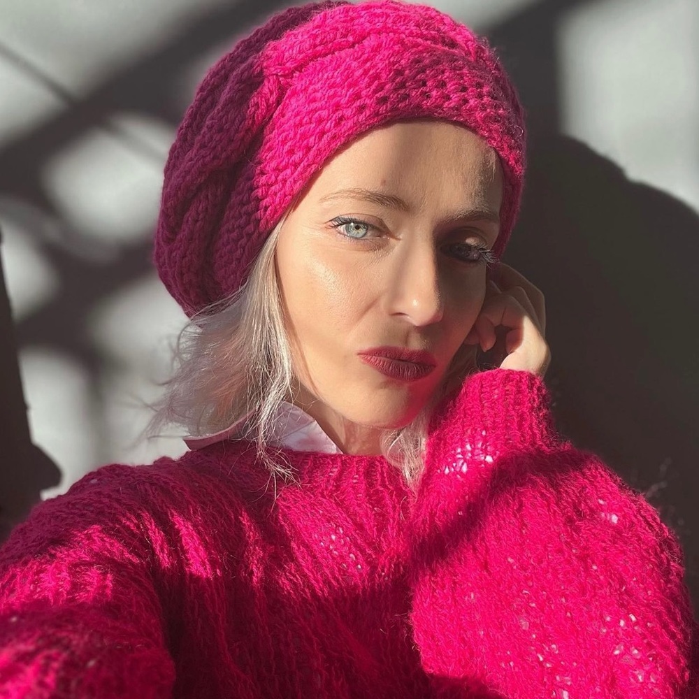 Hand knitted winter hat and gloves in pink.